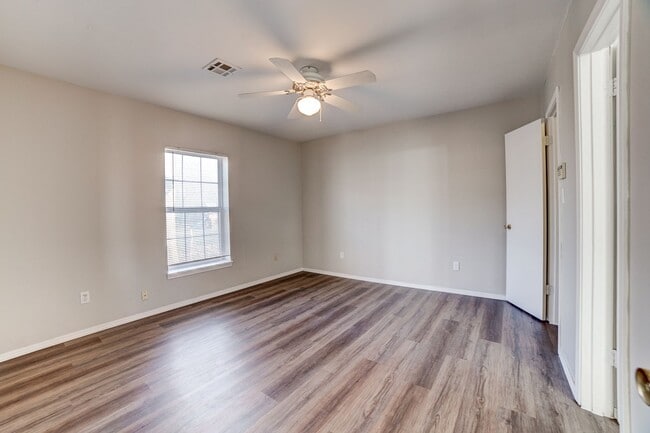 Building Photo - 4 Bed | 2 Bath in Midtown!