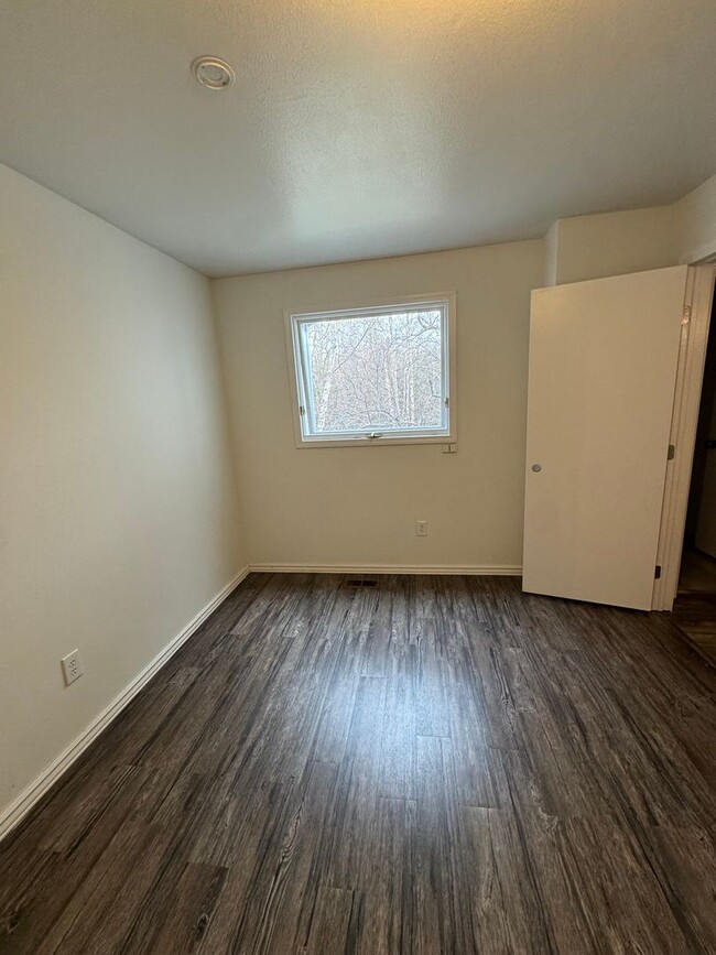 Building Photo - Southside townhouse with 2 car garage