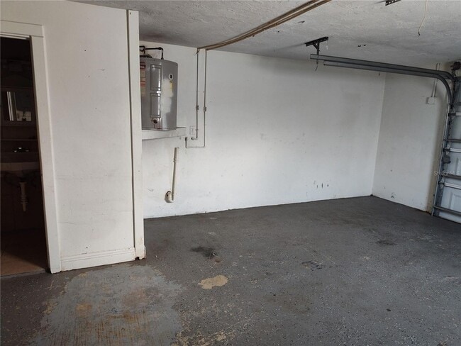 Building Photo - 2333 Roselawn Dr