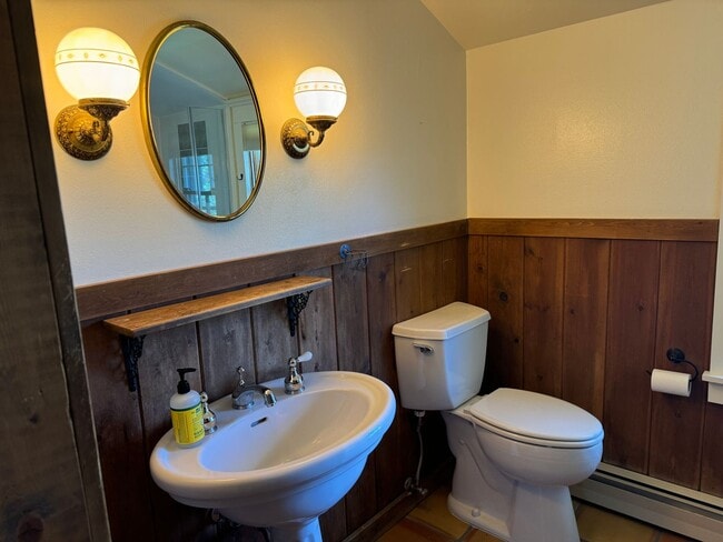 Building Photo - 3 Bedroom, 2.5 Bathroom Home in Cedar Crest