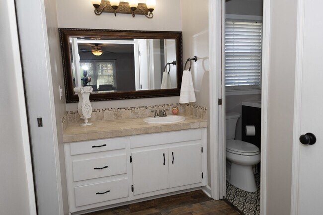 Building Photo - Spacious Stay for Crews | 4BR + Parking + ...