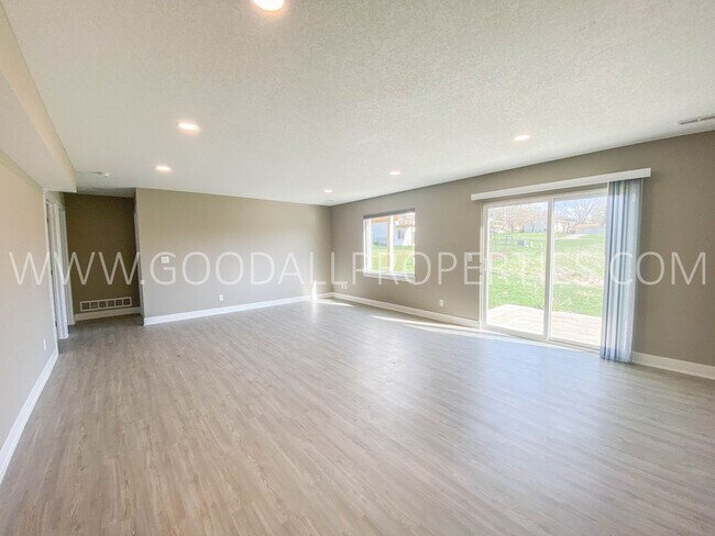 Building Photo - Must See this 4 Bedroom Walkout Ranch in Desoto