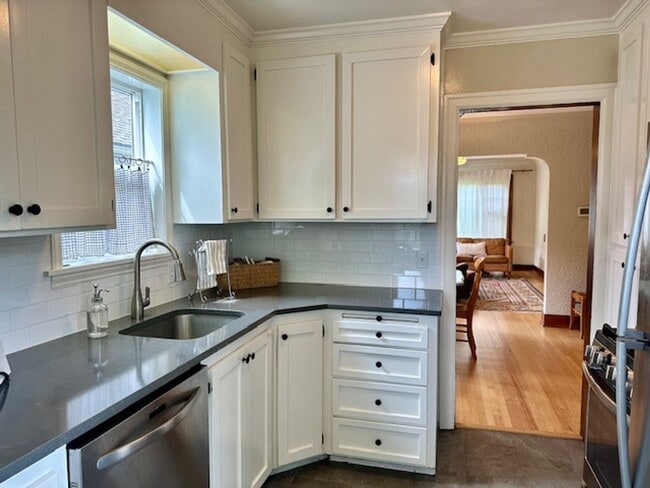 Building Photo - Spacious 4 Bedroom Home Minutes from Green...