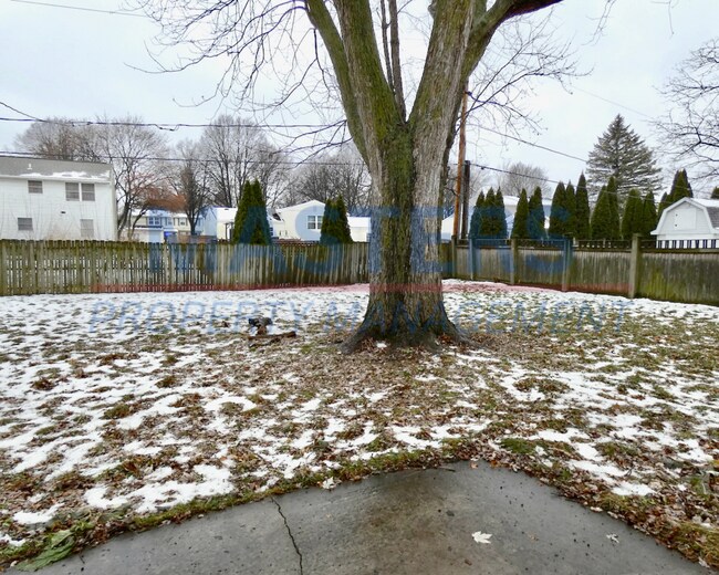 Building Photo - 532 Dussel Dr