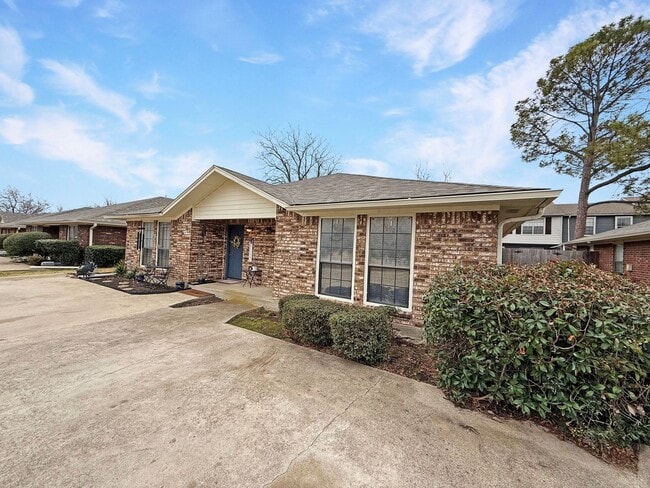 Building Photo - 2-Bedroom Duplex with Private Yard Near Shopping & Dining