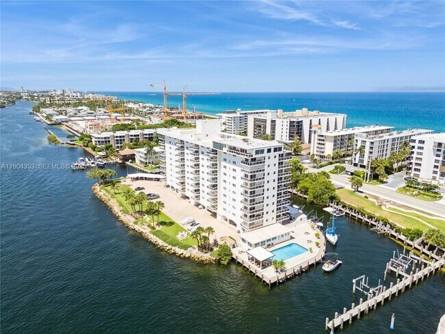 Building Photo - 1160 Hillsboro Mile