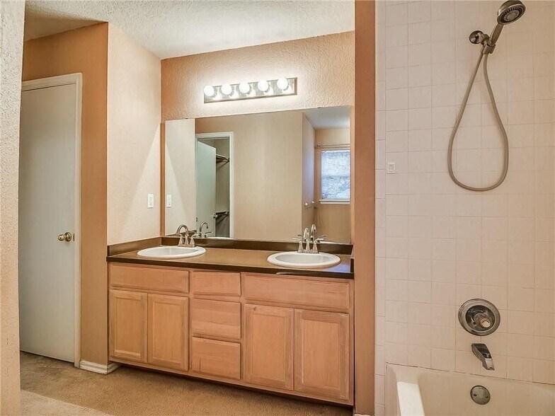 Building Photo - 5713 SE 85th St