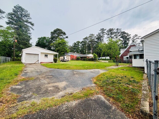 Building Photo - AVAILABLE NOW- Renovated in Rosewood!