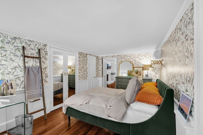 Building Photo - Charming and light-filled garden condo in ...