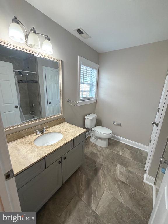 Building Photo - 728 18th St S