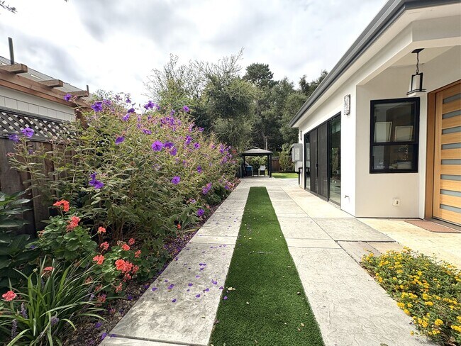 Building Photo - Bright, Modern & Beautiful – 3BR Home in M...
