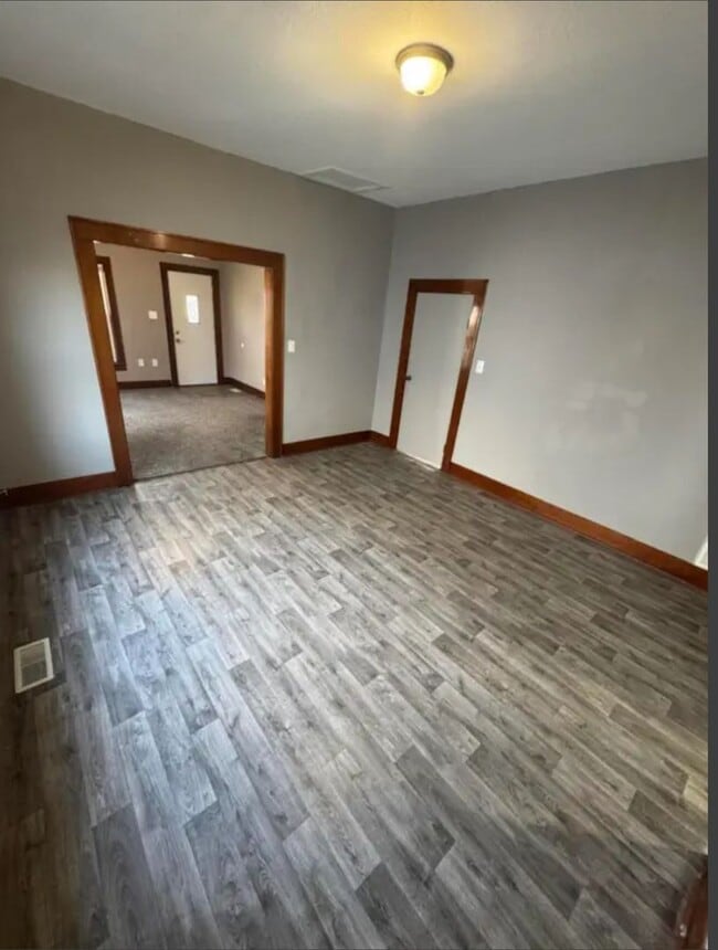 Building Photo - 3 bedroom/1.5 bathroom house