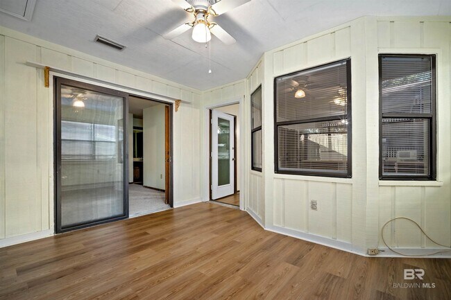 Building Photo - 908 Schaub Ave