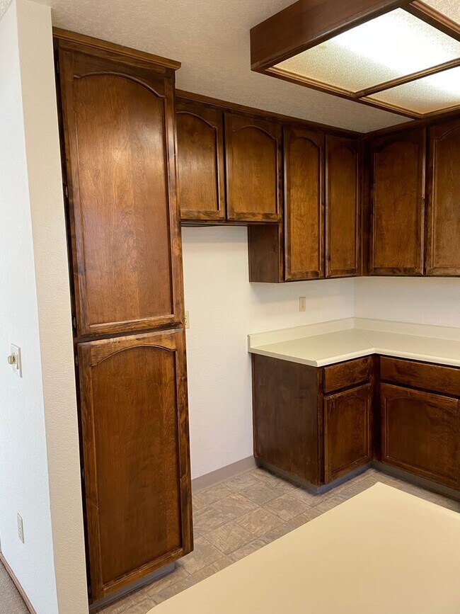 Building Photo - 3 Bedroom 2 Bathroom in Pocket