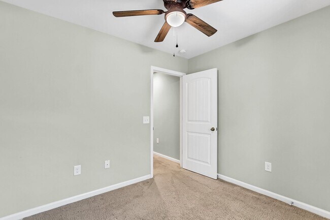Building Photo - Beautiful Goose Creek Townhome!