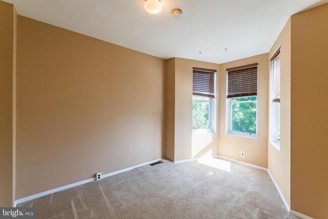 Building Photo - 4651 Sheldon St