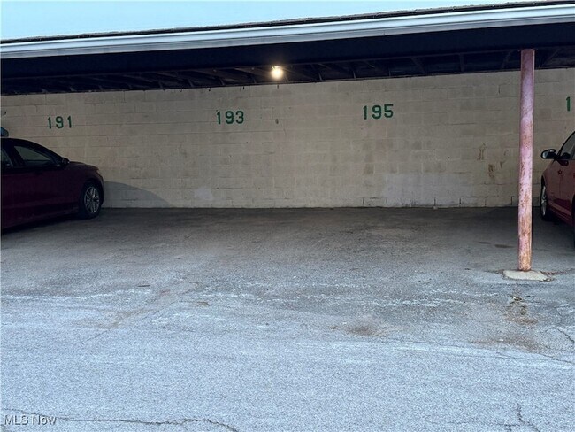 Building Photo - 193 Surrey Ln