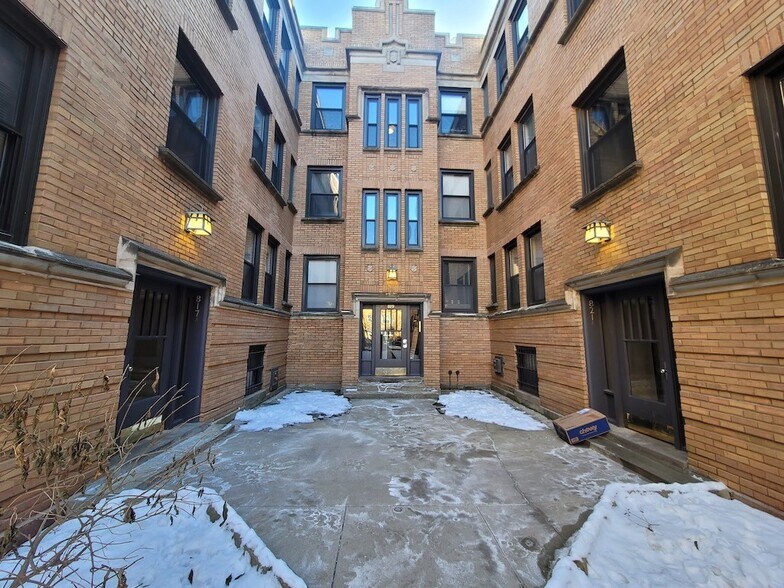 Primary Photo - 820 W Cornelia