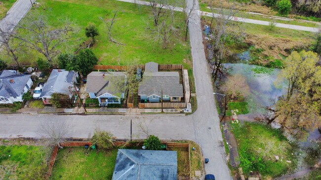 Building Photo - Historic Houston Charm with Modern Comfort Built In