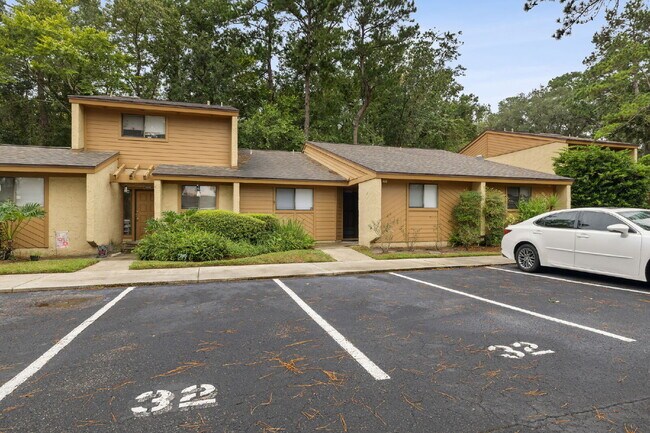 Building Photo - Charming Townhouse Retreat for Rent!