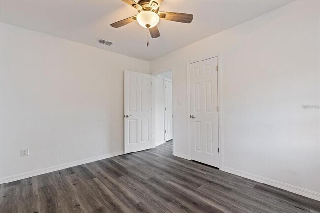 Building Photo - 112 S Fern Rd