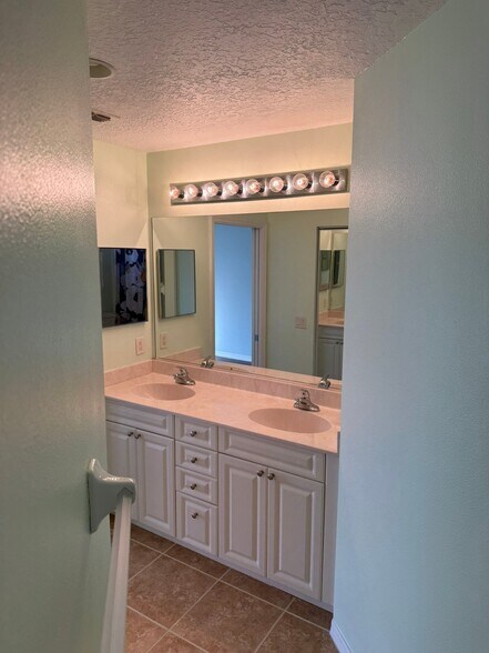 Building Photo - 5492 Compass Pte