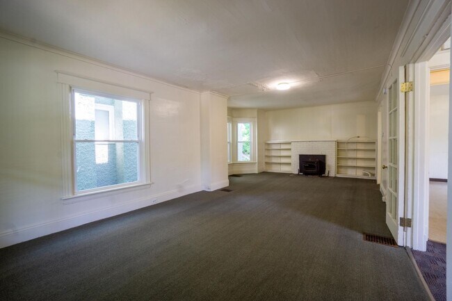 Building Photo - 909 Lancaster Ave