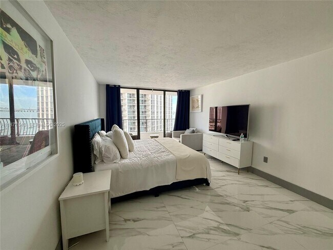 Building Photo - 555 NE 15th St