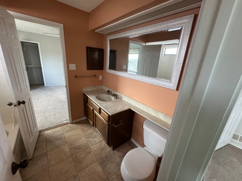 Building Photo - 3905 Picato Dr