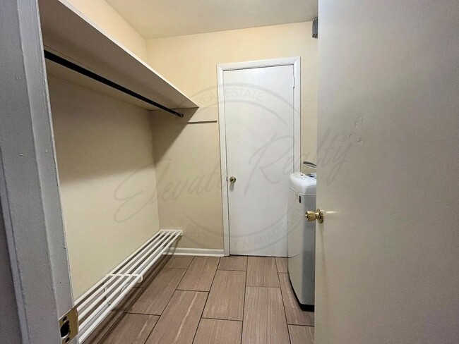 Building Photo - Two Bedroom Spacious Second-Floor Apartmen...