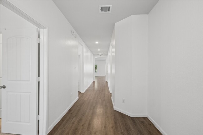 Building Photo - 2111 Levant Ln