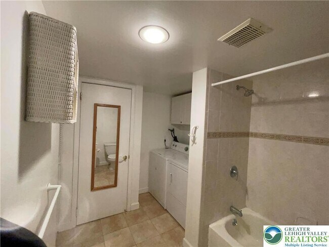 Building Photo - 1590 Alta Dr