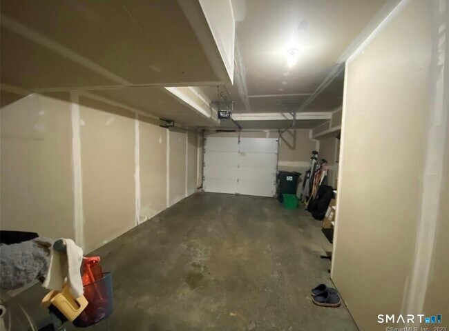Building Photo - 11 Trout Brook Cir