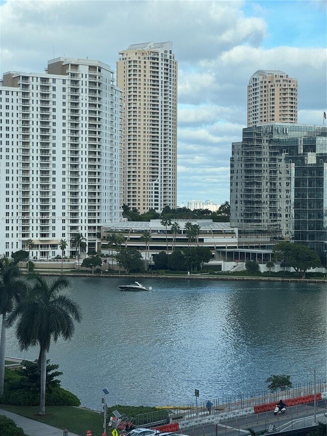 Building Photo - 825 Brickell Bay Dr