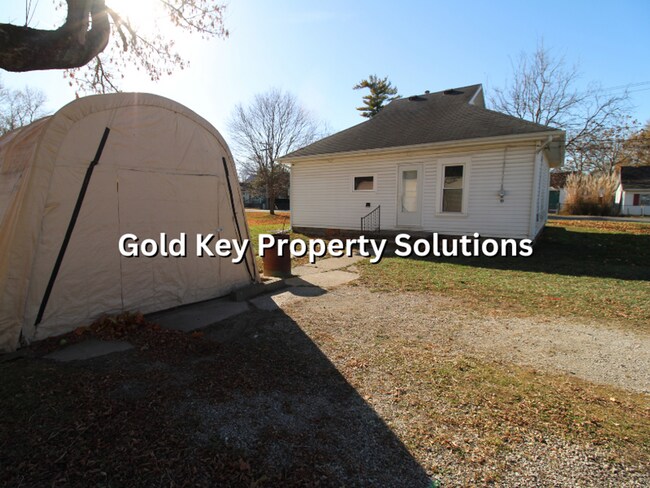 Building Photo - MUNCIE Updated 2 BR 1 BA House with New Fl...