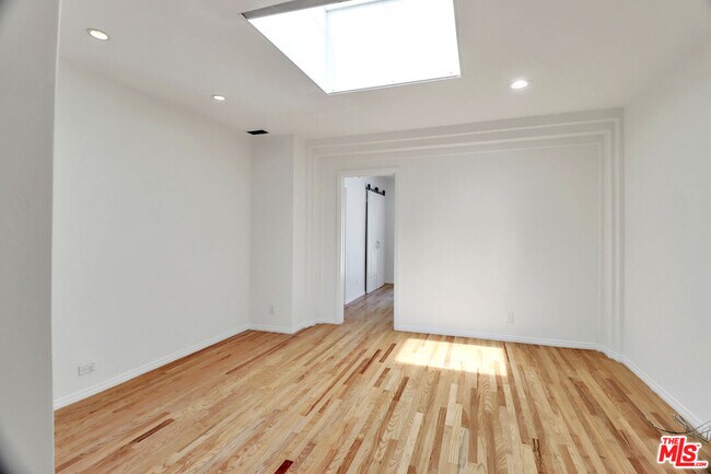 Building Photo - 1105 S Alfred St