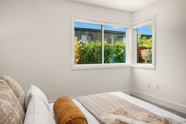 Building Photo - 4bd/3.25 Kirkland Home