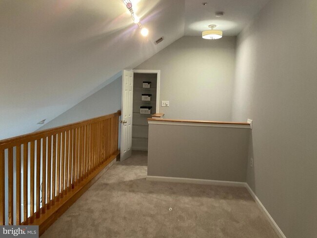 Building Photo - 9808 Lake Point Ct