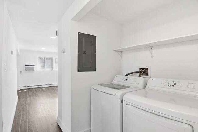 Building Photo - $1,400.95 with $300.00 off the first month's rent, 2 Beds - 1 Bath, Triplex in Aurora with Washer...