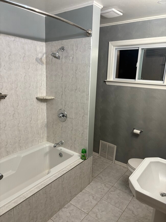 Building Photo - 648 E 6th St