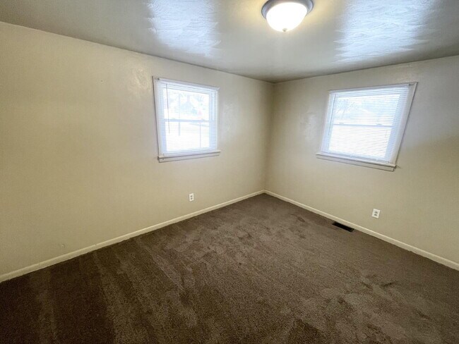Building Photo - 5 Bedroom with a Bonus family/Tv Room
