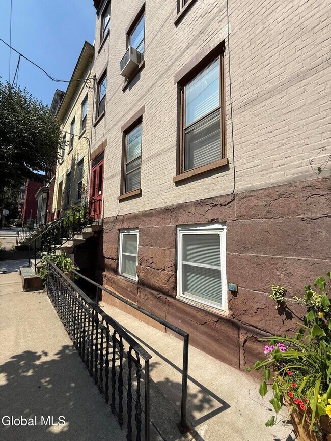 Building Photo - 31 Elm St