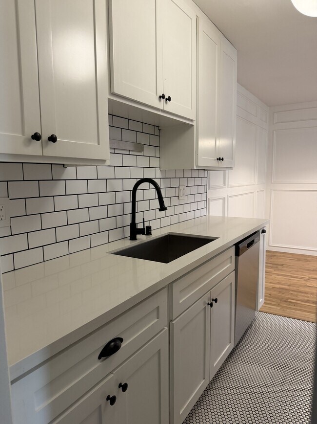 Building Photo - 821 Westmount Dr