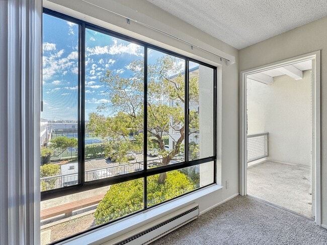 Primary Photo - Sunny 3rd floor condo with parking in Wate...