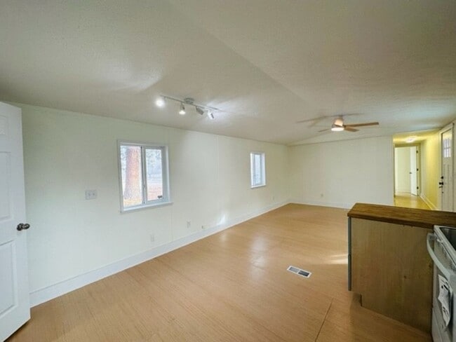 Building Photo - Newly Remodeled 3 bed/2 bath in Hamilton