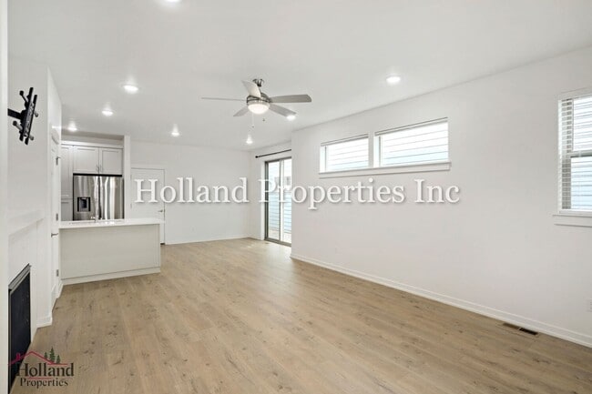 Building Photo - 8162 SE Reddington St
