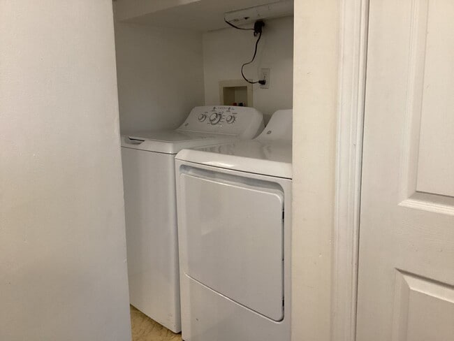 Building Photo - Cute 3 bedrooms, 2 baths walking distance to Greenlake