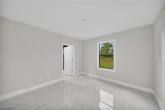 Building Photo - 462 Lampion Ave S