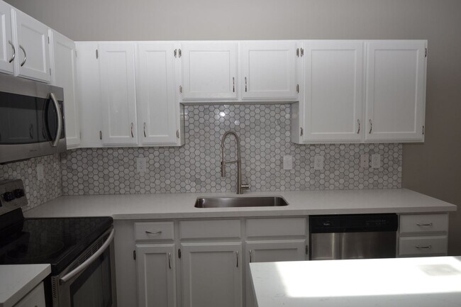 Building Photo - Beautiful 4 Bed 2.5 Bath Townhome in West Jordan!!!