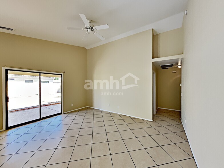 Building Photo - 8418 W Pinchot Ave